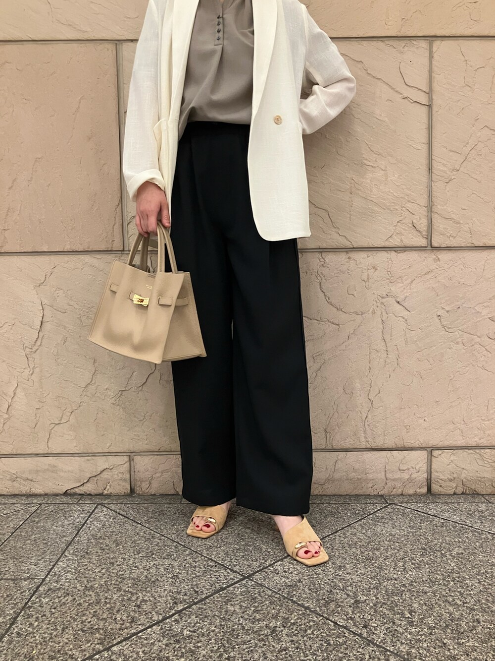ホワイト系のジャケット/アウター、ブラウン系のシャツ/ブラウス、ブラウン系のその他パンツを着用したレディースの春コーディネートの5枚目の写真