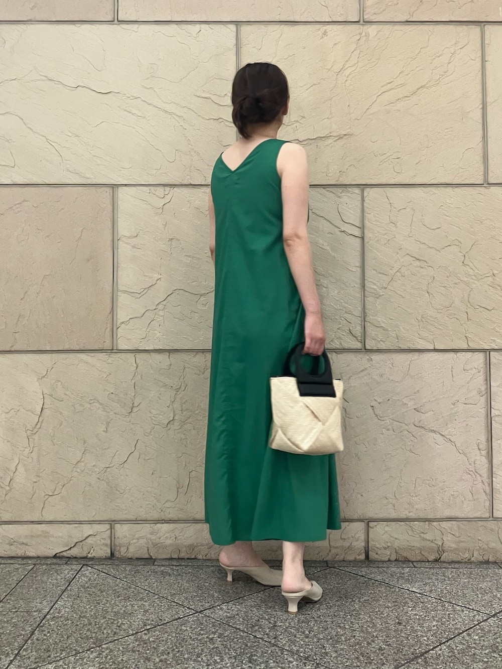 グリーン系のワンピース、ベージュ系のショルダーバッグを着用したレディースの夏コーディネートの2枚目の写真