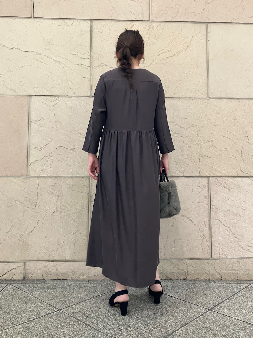 ブラウン系のワンピース、グレー系のバッグ、ブラック系のパンプスを着用したレディースの夏コーディネートの2枚目の写真