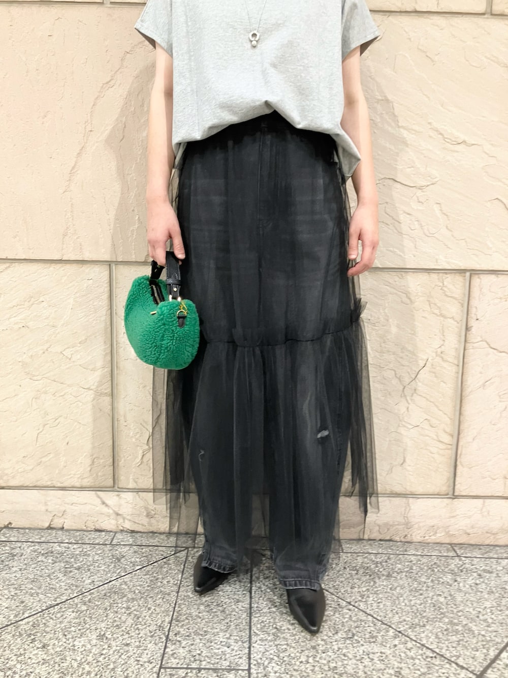 グレー系のスウェット、ブラック系のスカート、グレー系のデニムパンツを着用したレディースの夏コーディネートの5枚目の写真