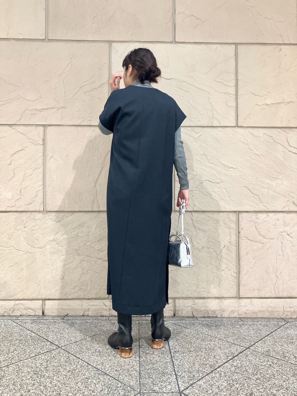 ブルー系のワンピース、グレー系のカーディガン/ボレロ、ブラック系のブーツを着用したレディースの秋コーディネートの5枚目の写真