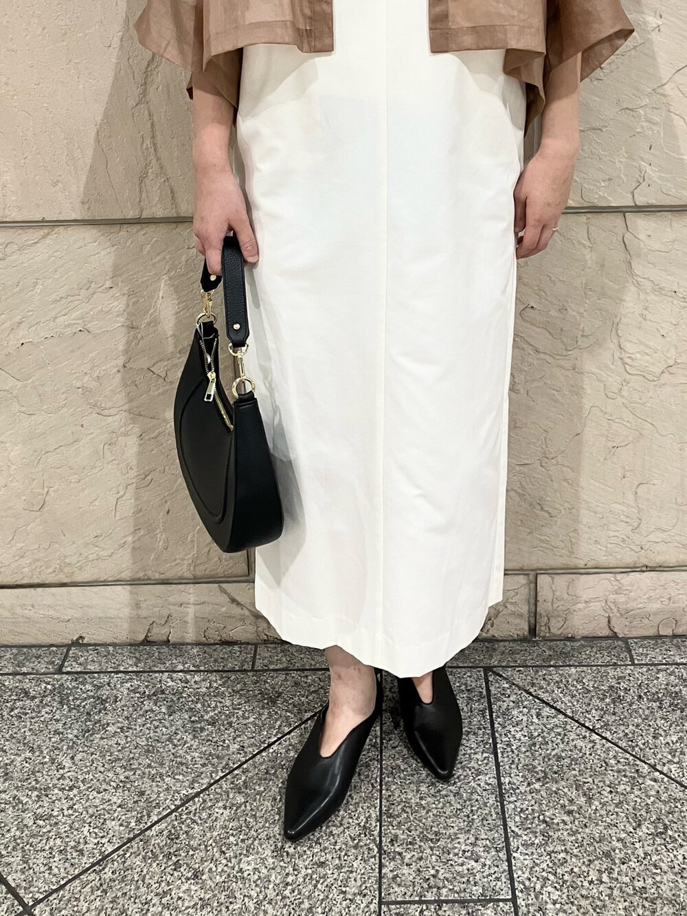 ホワイト系のワンピース、ブラウン系のシャツ/ブラウス、ブラック系のパンプスを着用したレディースの夏コーディネートの4枚目の写真