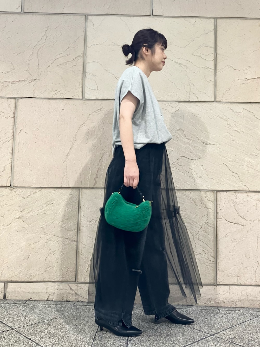 グレー系のスウェット、ブラック系のスカート、グレー系のデニムパンツを着用したレディースの夏コーディネートの2枚目の写真