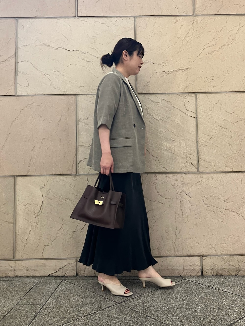 ピンク系のTシャツ/カットソー、ベージュ系のその他アウター、グレー系のスカートを着用したレディースの春コーディネートの2枚目の写真