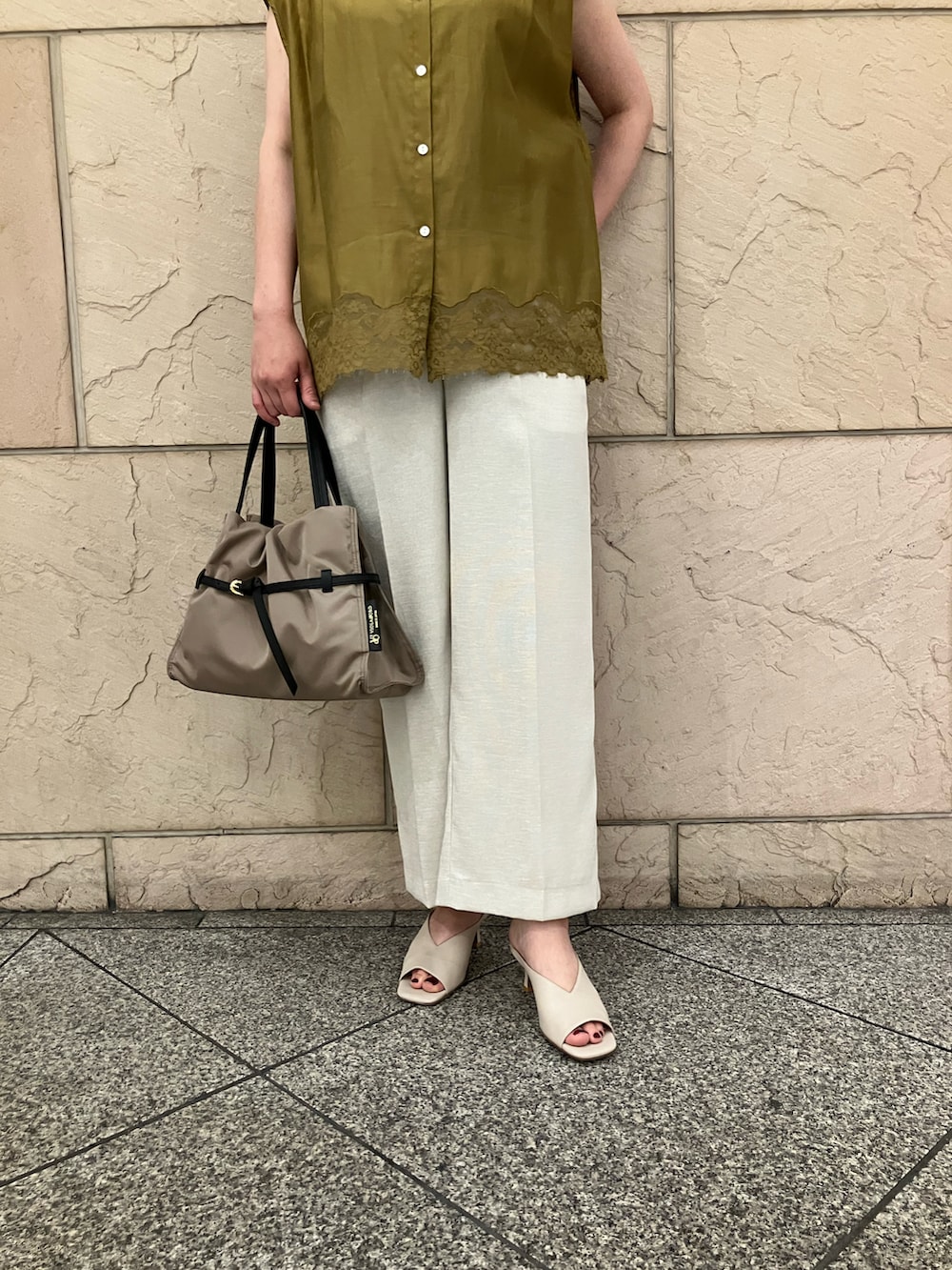ベージュ系のその他パンツ、ベージュ系のバッグを着用したレディースの夏コーディネートの5枚目の写真