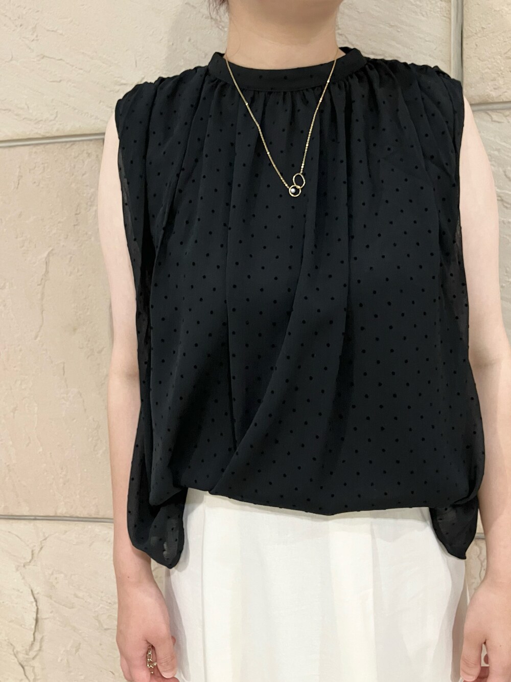 ブラック系のシャツ/ブラウス、ホワイト系のスカート、ブラック系のサンダルを着用したレディースの夏コーディネートの4枚目の写真