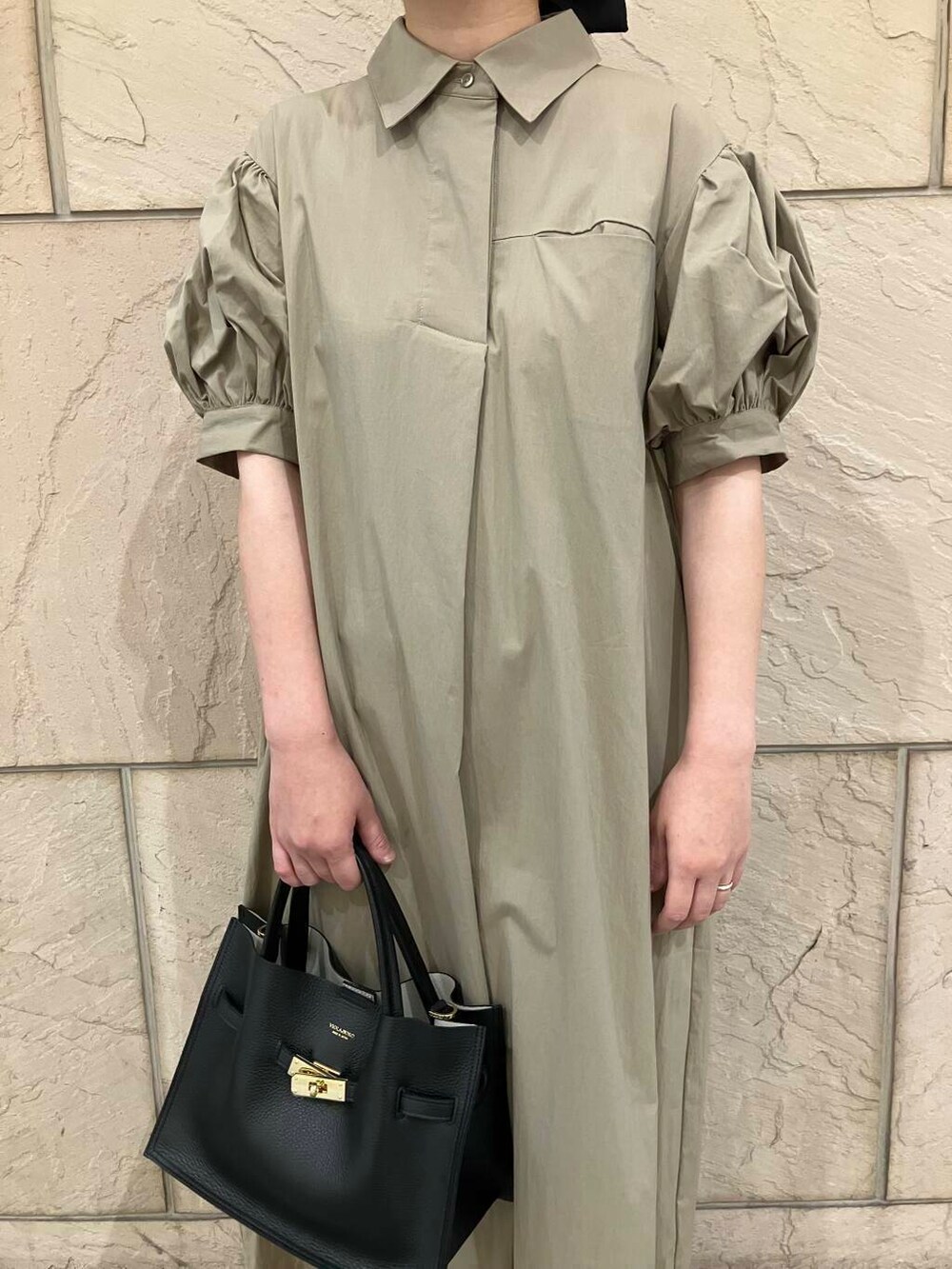 ベージュ系のワンピース、ブラック系のトートバッグ、グリーン系のパンプスを着用したレディースの夏コーディネートの4枚目の写真