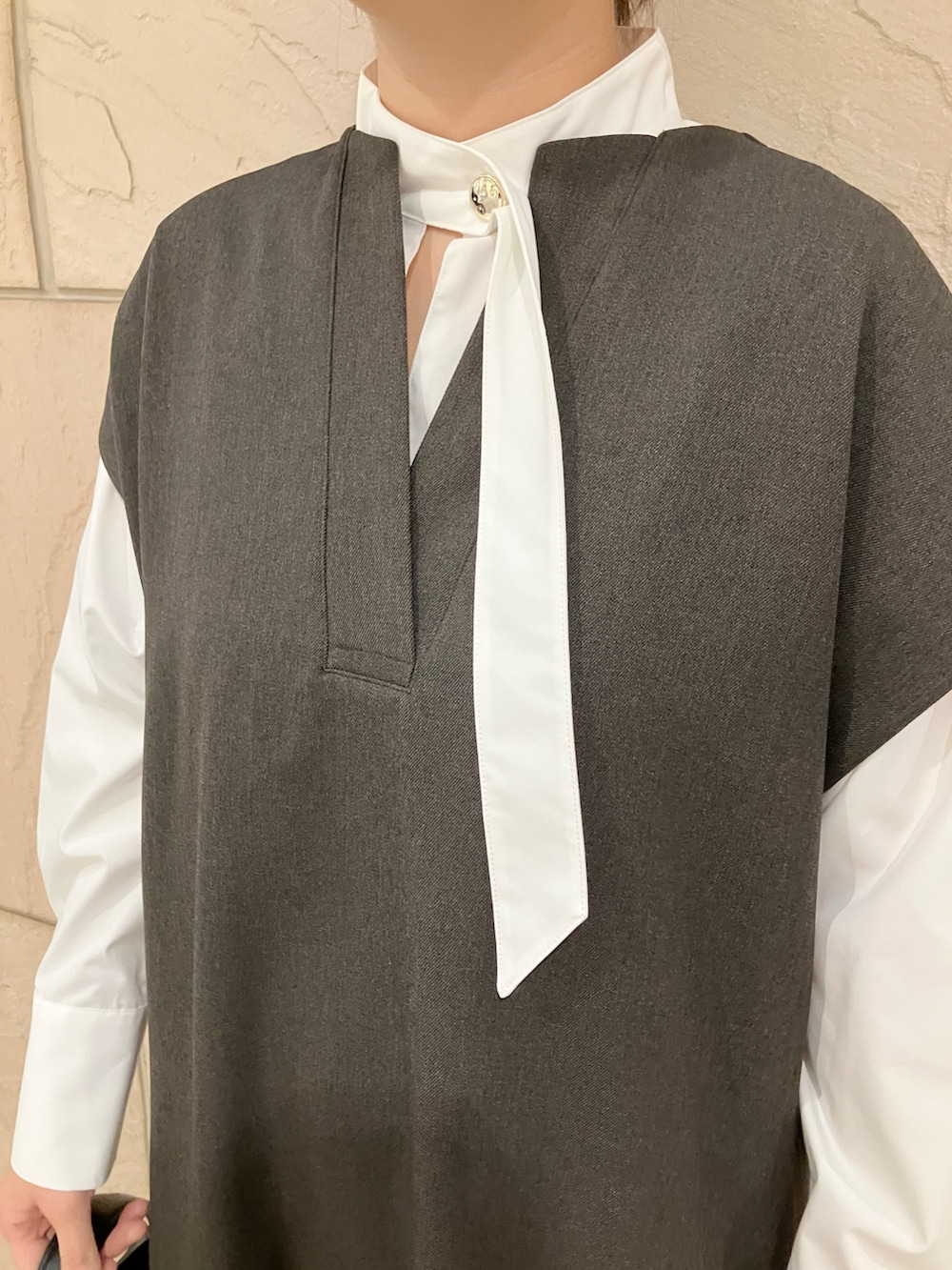 ブラウン系のワンピース、ホワイト系のシャツ/ブラウス、ブラック系のシューズを着用したレディースの秋コーディネートの4枚目の写真