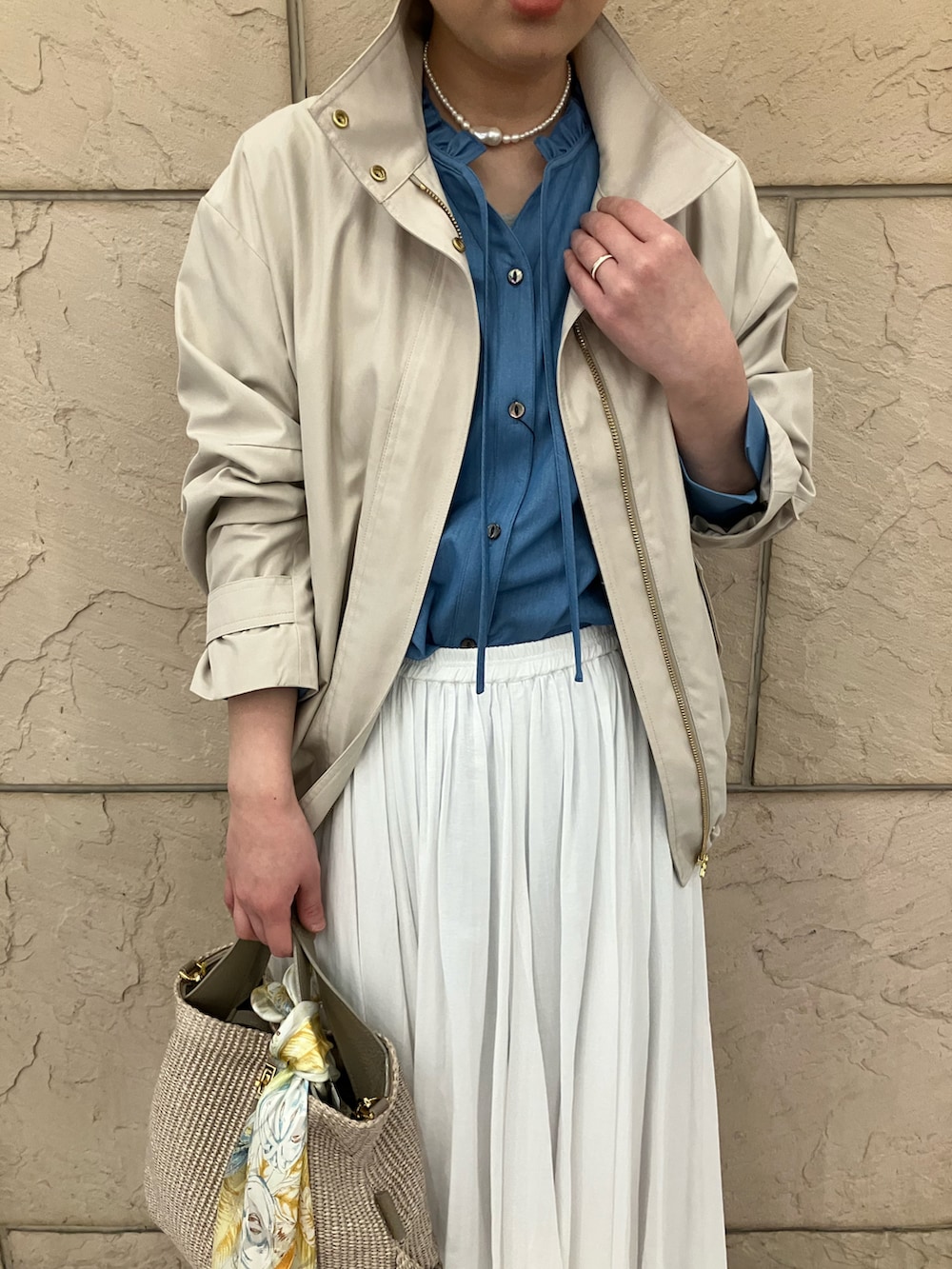 ブルー系のシャツ/ブラウス、ベージュ系のその他アウター、ホワイト系のスカートを着用したレディースの春コーディネートの4枚目の写真