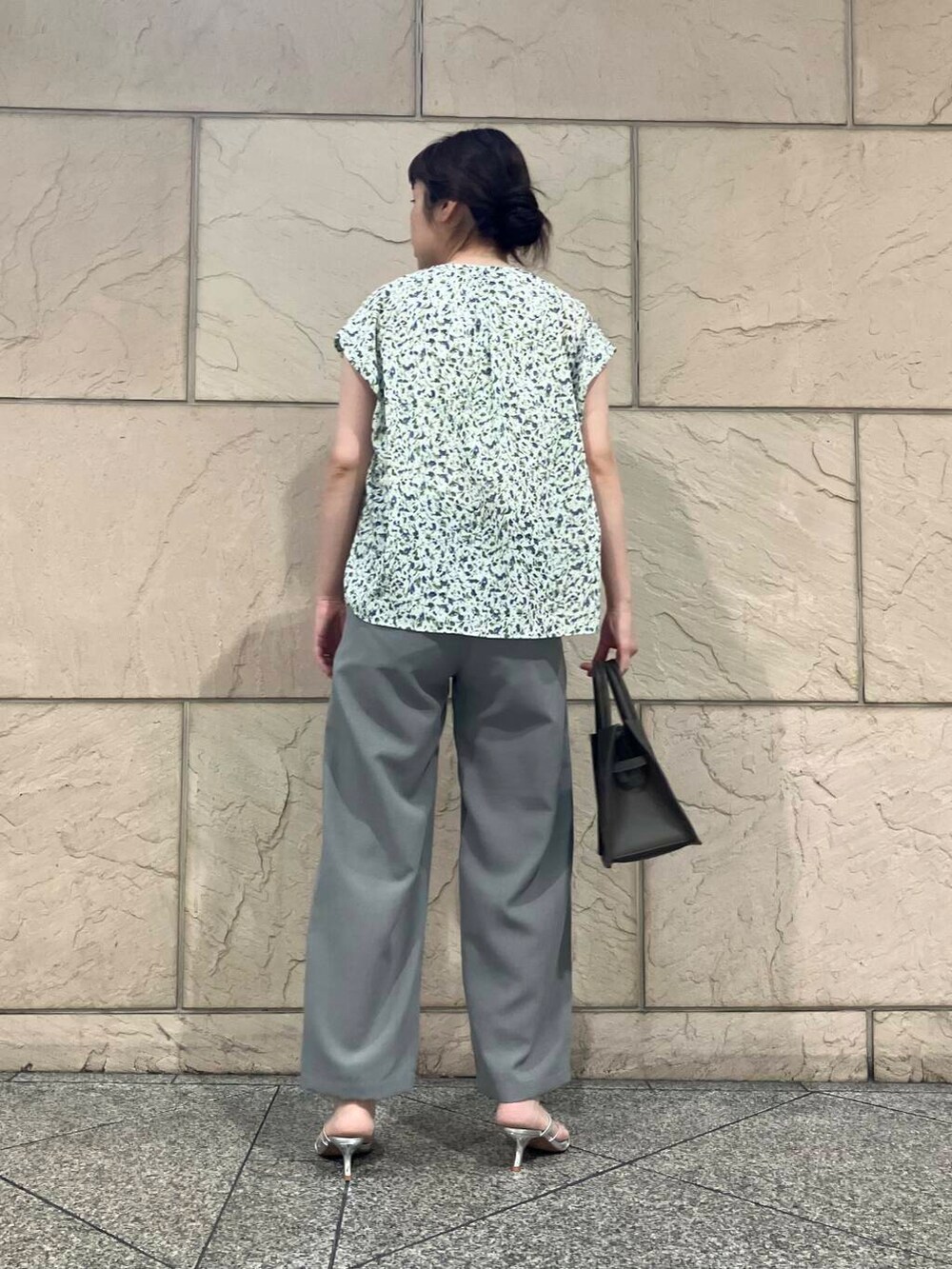 ホワイト系のシャツ/ブラウス、グリーン系のその他パンツ、ベージュ系のトートバッグを着用したレディースの夏コーディネートの3枚目の写真