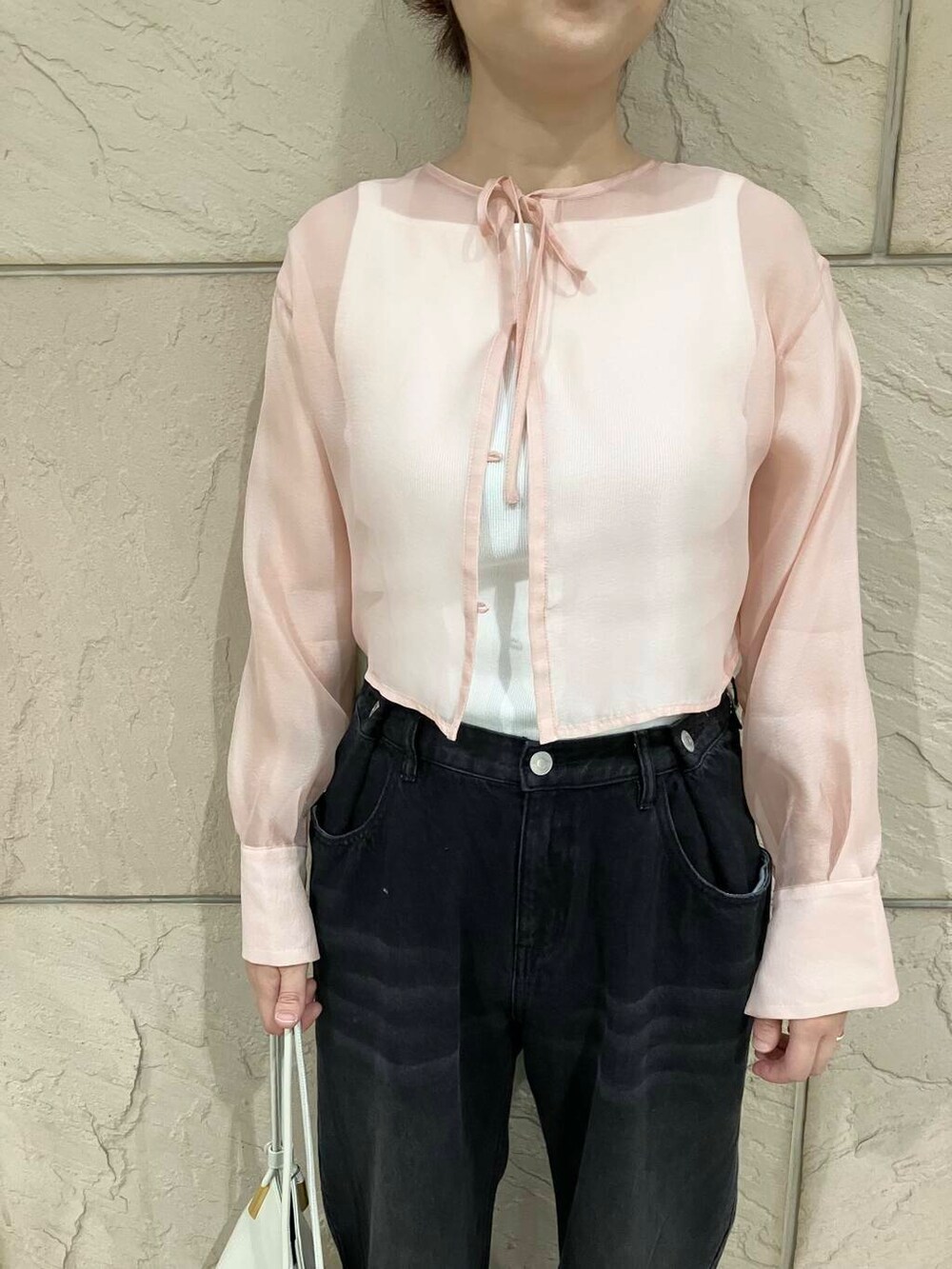 ホワイト系のサンダル、ホワイト系のキャミソール、ブラック系のデニムパンツを着用したレディースの夏コーディネートの4枚目の写真