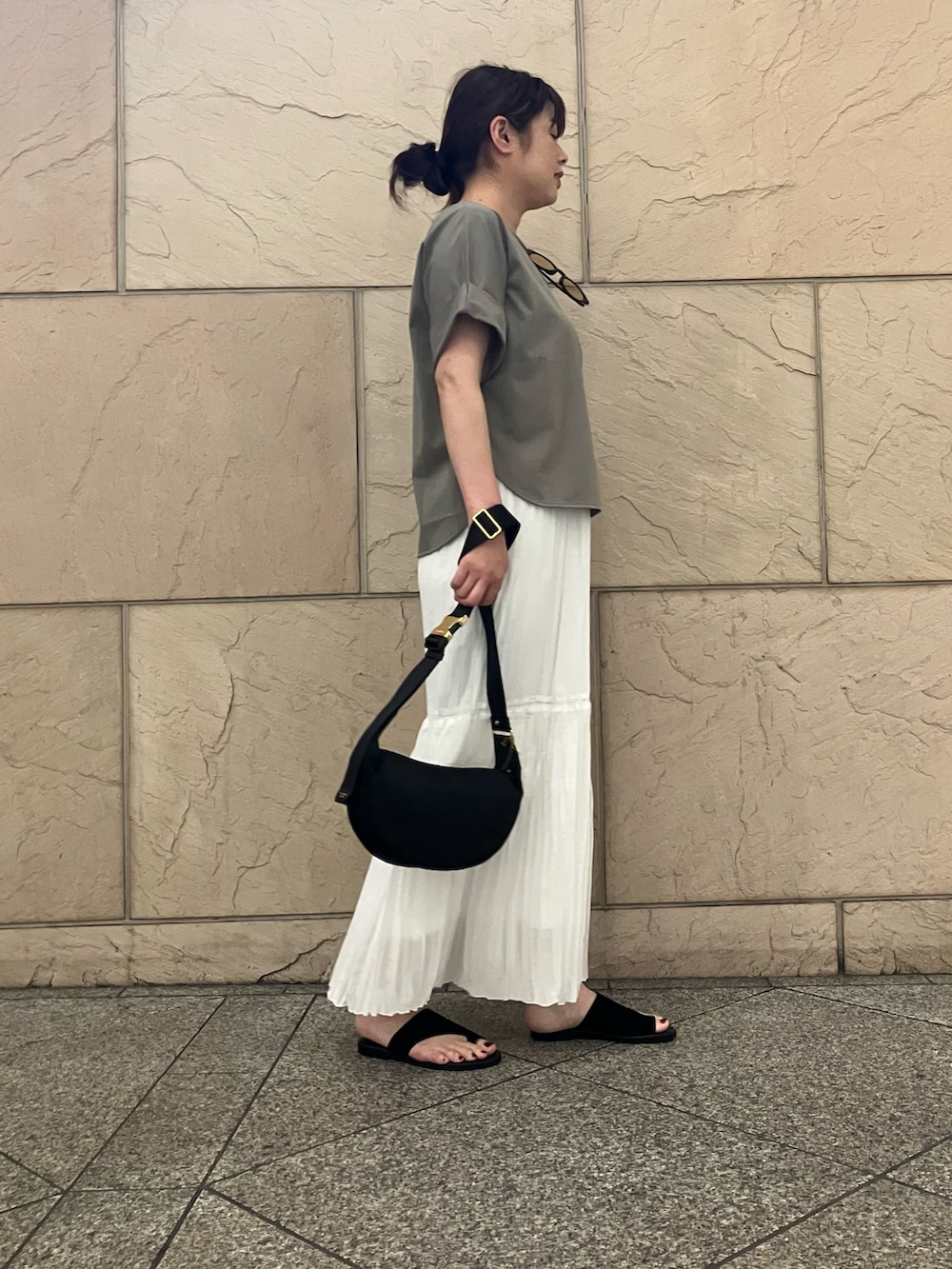 ブラウン系のTシャツ/カットソー、ホワイト系のスカート、ブラック系のショルダーバッグを着用したレディースの夏コーディネートの2枚目の写真