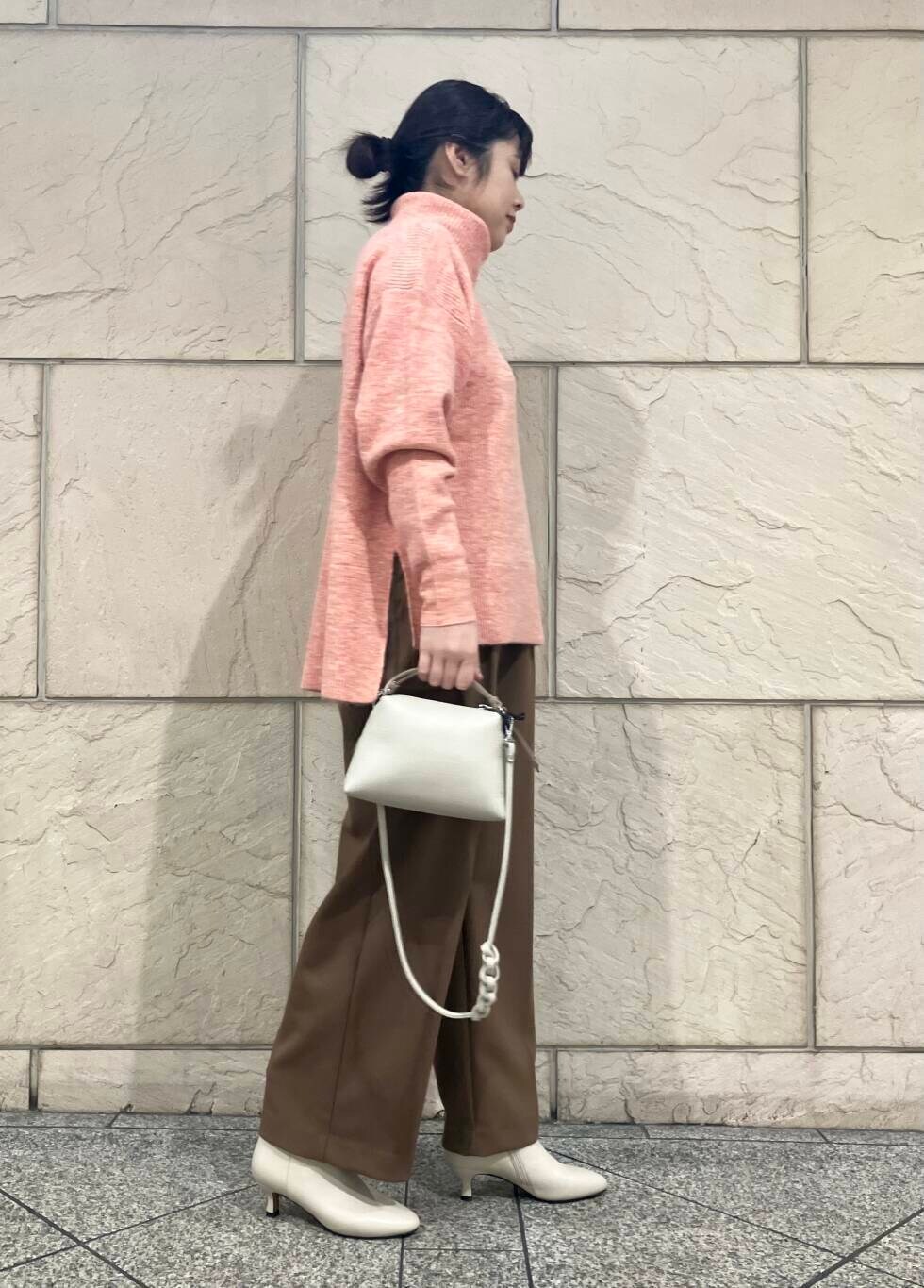 ベージュ系のブーツ、ブラウン系のその他パンツ、ピンク系のニット/セーターを着用したレディースの冬コーディネートの2枚目の写真