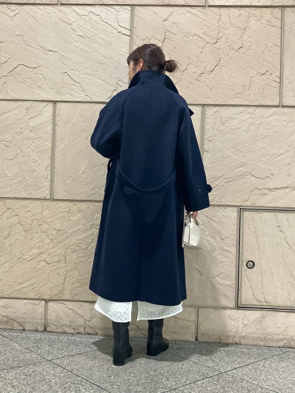 ブルー系のその他アウター、イエロー系のニット/セーター、ホワイト系のスカートを着用したレディースの秋コーディネートの2枚目の写真