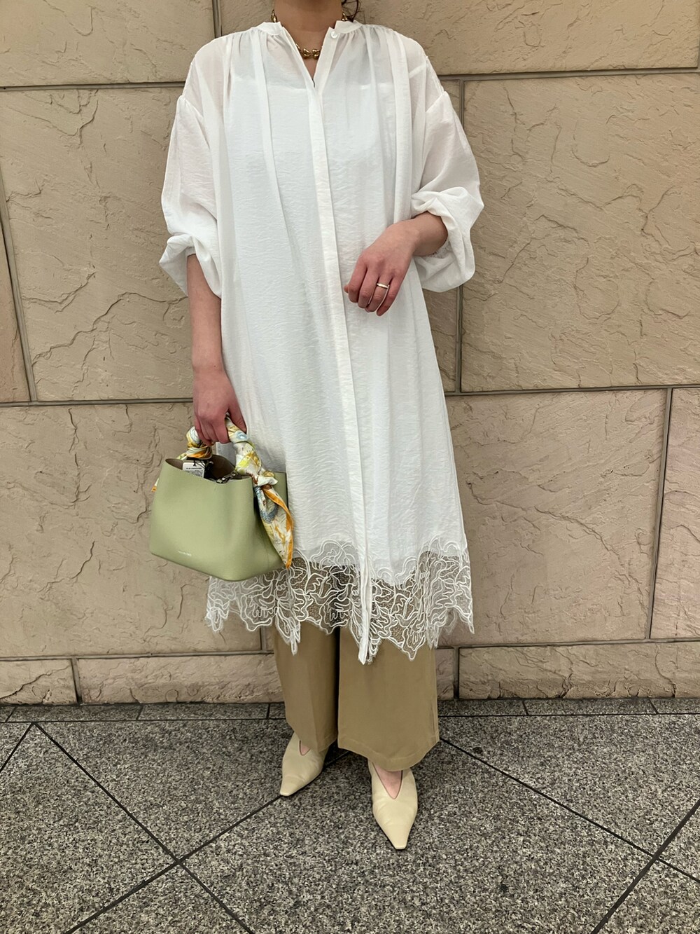 ベージュ系のその他パンツ、ホワイト系のワンピース、グリーン系のバッグを着用したレディースの春コーディネートの4枚目の写真
