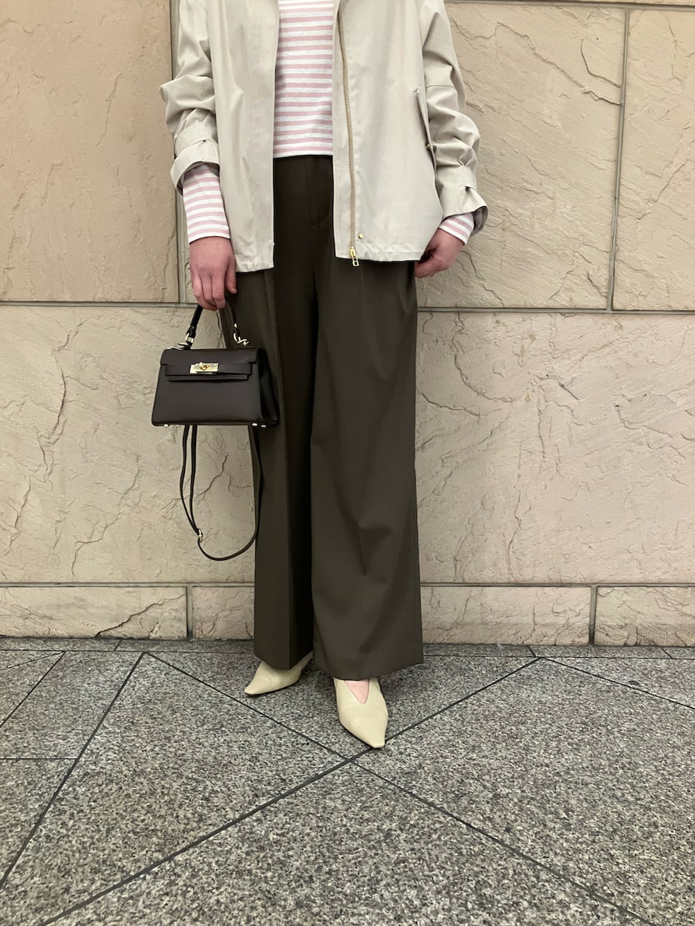 ベージュ系のその他アウター、ブラウン系のその他パンツ、ピンク系のトップスを着用したレディースの冬コーディネートの5枚目の写真