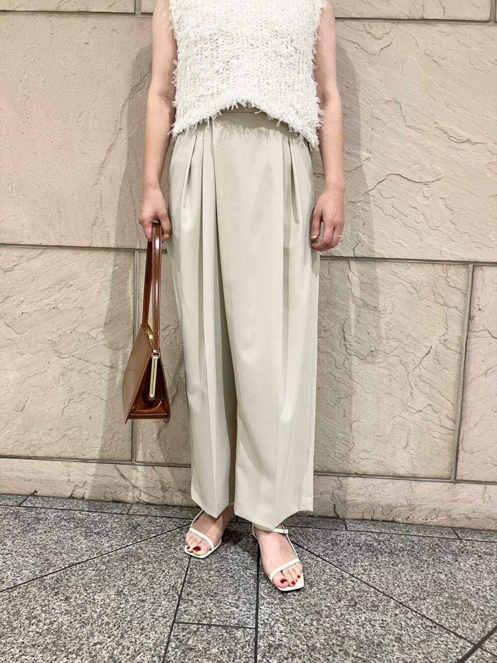 ホワイト系のサンダル、ホワイト系のTシャツ/カットソー、ベージュ系のその他パンツを着用したレディースの夏コーディネートの5枚目の写真