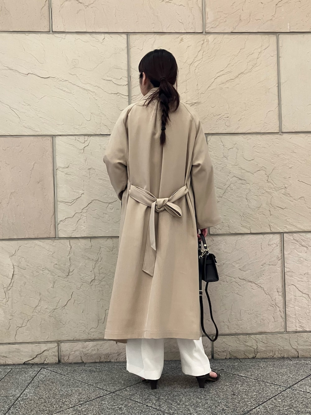 ベージュ系のトレンチコート、ホワイト系のその他パンツ、イエロー系のシャツ/ブラウスを着用したレディースの春コーディネートの3枚目の写真