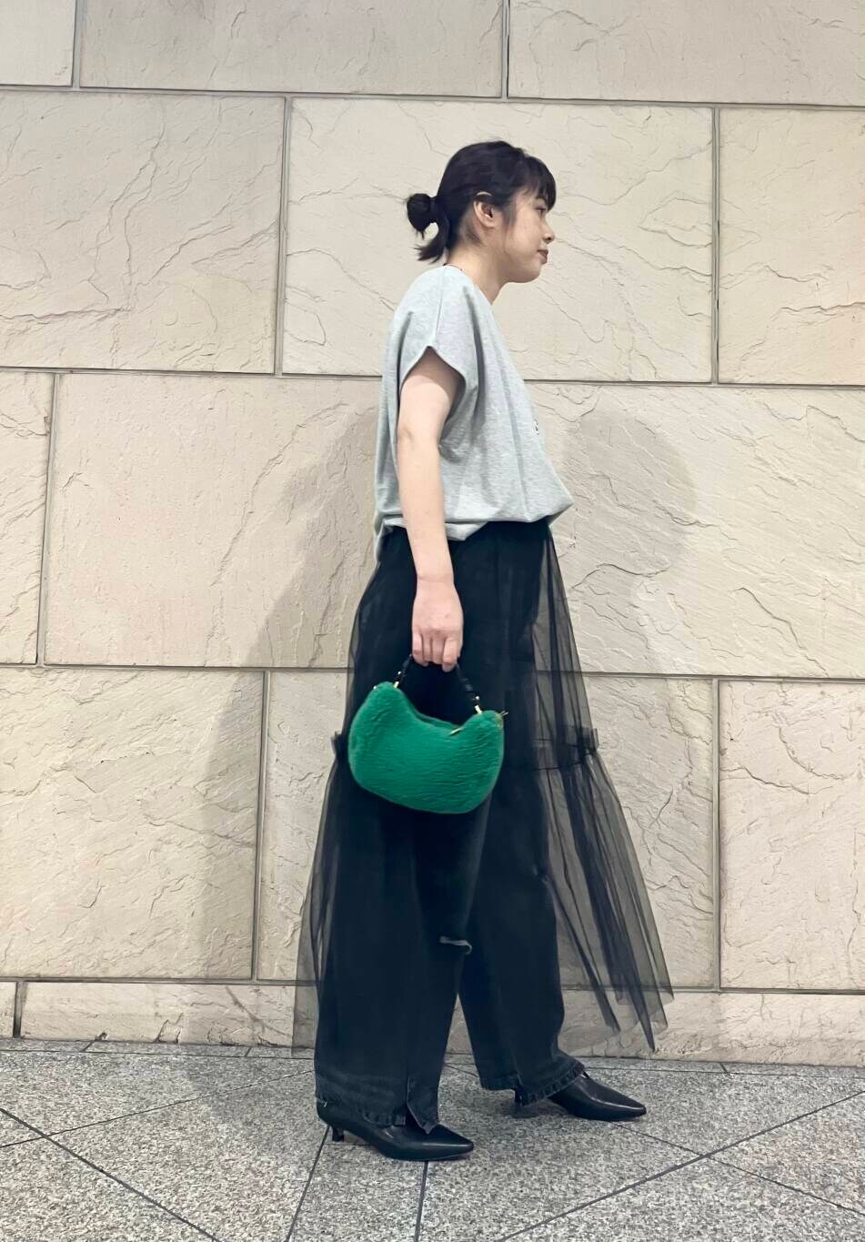 グレー系のTシャツ/カットソー、グレー系のデニムパンツ、ブラック系のスカートを着用したレディースの夏コーディネートの4枚目の写真