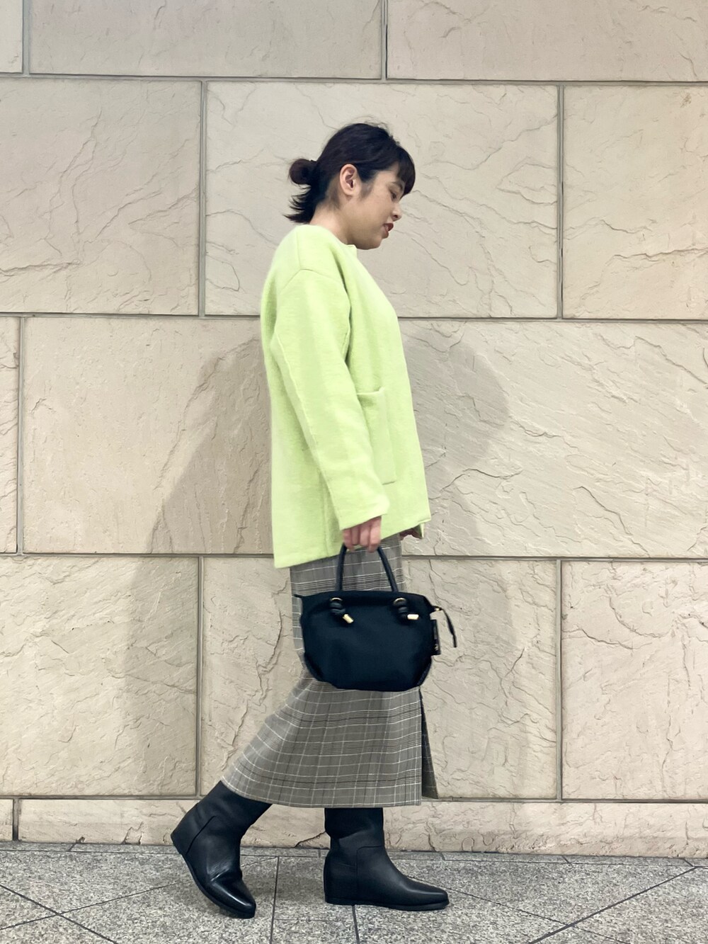 イエロー系のカーディガン/ボレロ、ブルー系のニット/セーター、その他のスカートを着用したレディースの秋コーディネートの2枚目の写真