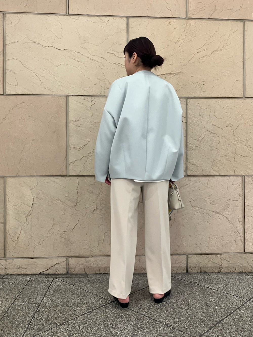 ホワイト系のシャツ/ブラウス、ブルー系のノーカラージャケット、ベージュ系のその他パンツを着用したレディースの冬コーディネートの3枚目の写真