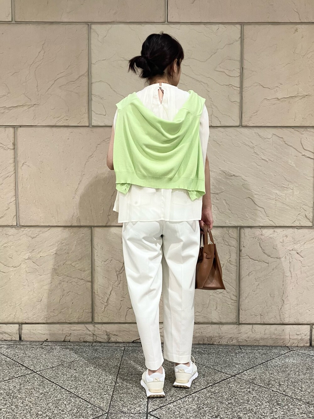 ホワイト系のシャツ/ブラウス、ホワイト系のその他パンツ、ブラウン系のバッグを着用したレディースの夏コーディネートの3枚目の写真