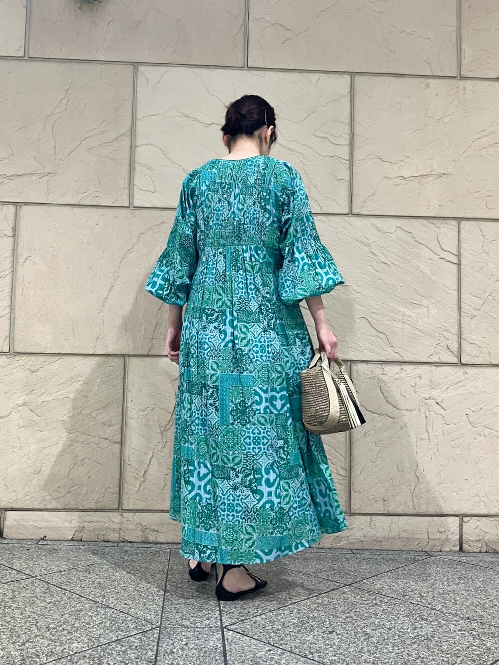 グリーン系のワンピース/ドレス、ブラウン系のかごバッグを着用したレディースの春コーディネートの4枚目の写真