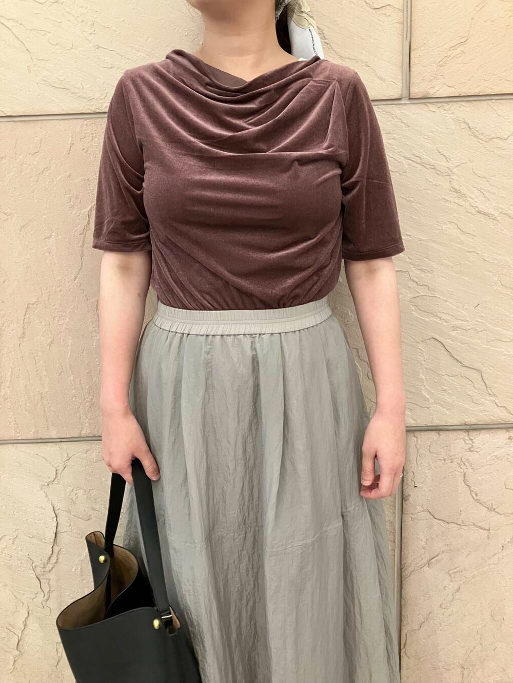 グレー系のスカート、レッド系のTシャツ/カットソーを着用したレディースの夏コーディネートの4枚目の写真