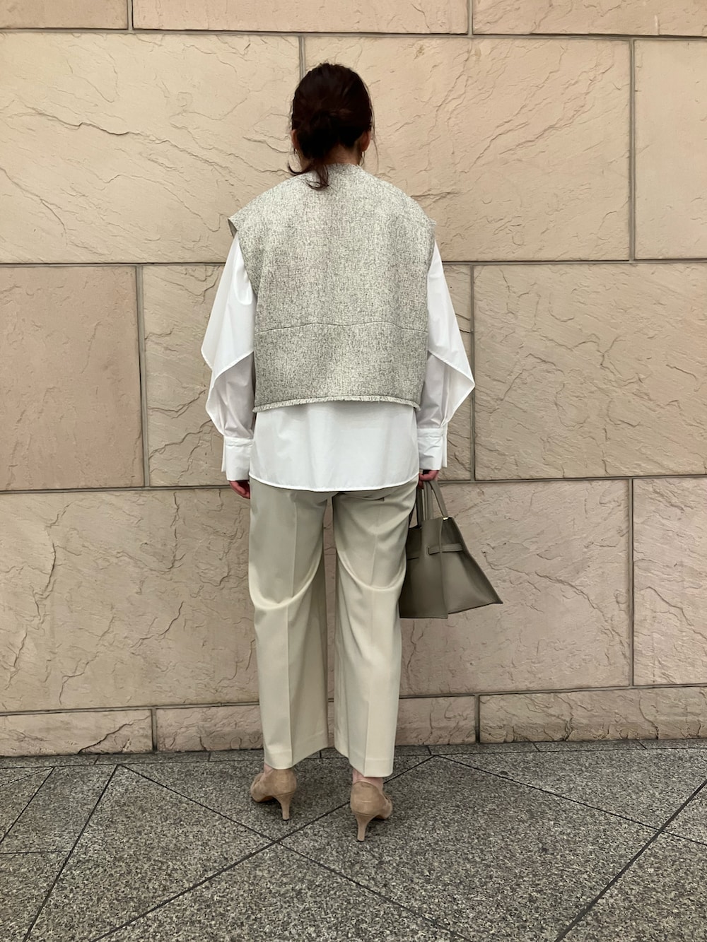 ホワイト系のベスト、ホワイト系のシャツ/ブラウス、ベージュ系のその他パンツを着用したレディースの冬コーディネートの3枚目の写真