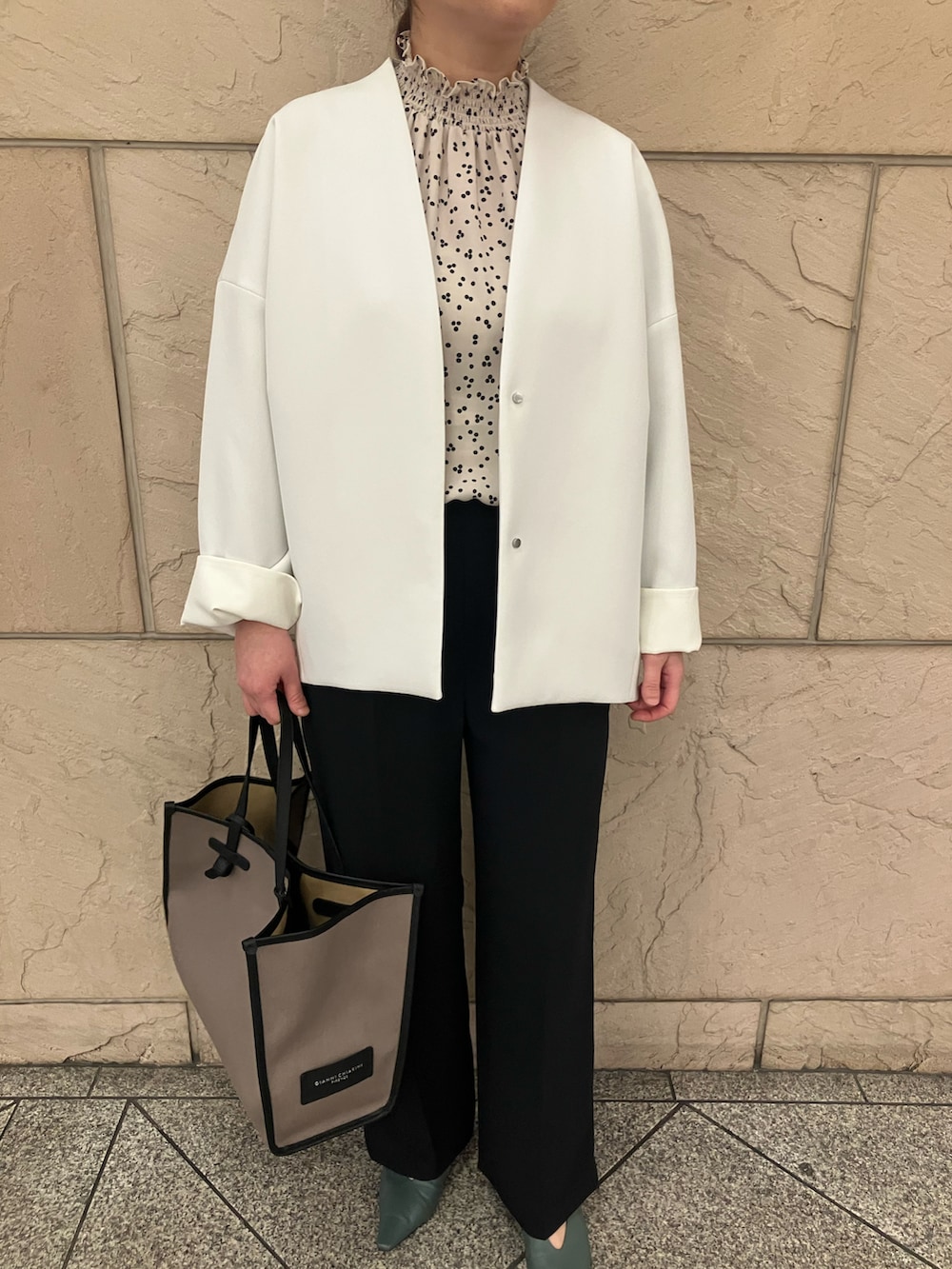 ベージュ系のシャツ/ブラウス、ホワイト系のノーカラージャケット、ベージュ系のバッグを着用したレディースの春コーディネートの4枚目の写真