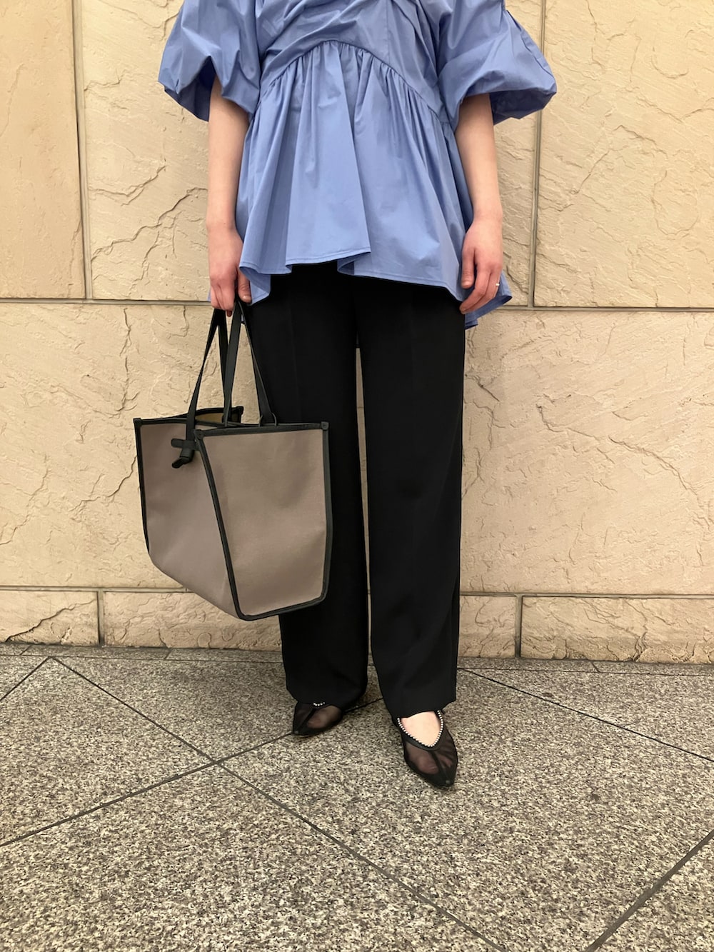 ブルー系のシャツ/ブラウス、ブラック系のその他パンツ、グレー系のバッグを着用したレディースの春コーディネートの5枚目の写真