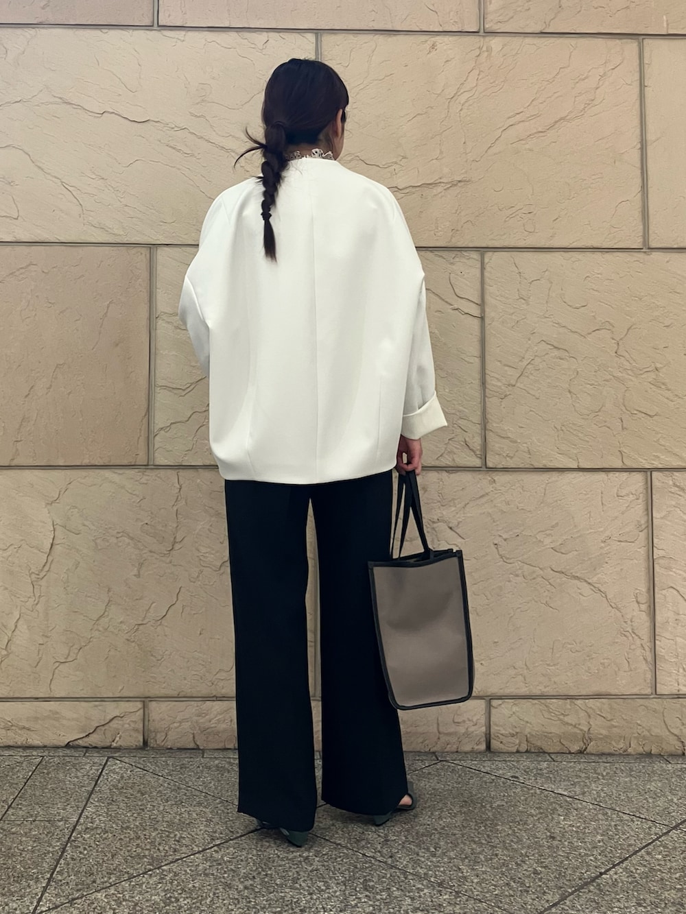 ベージュ系のシャツ/ブラウス、ホワイト系のノーカラージャケット、ベージュ系のバッグを着用したレディースの春コーディネートの3枚目の写真