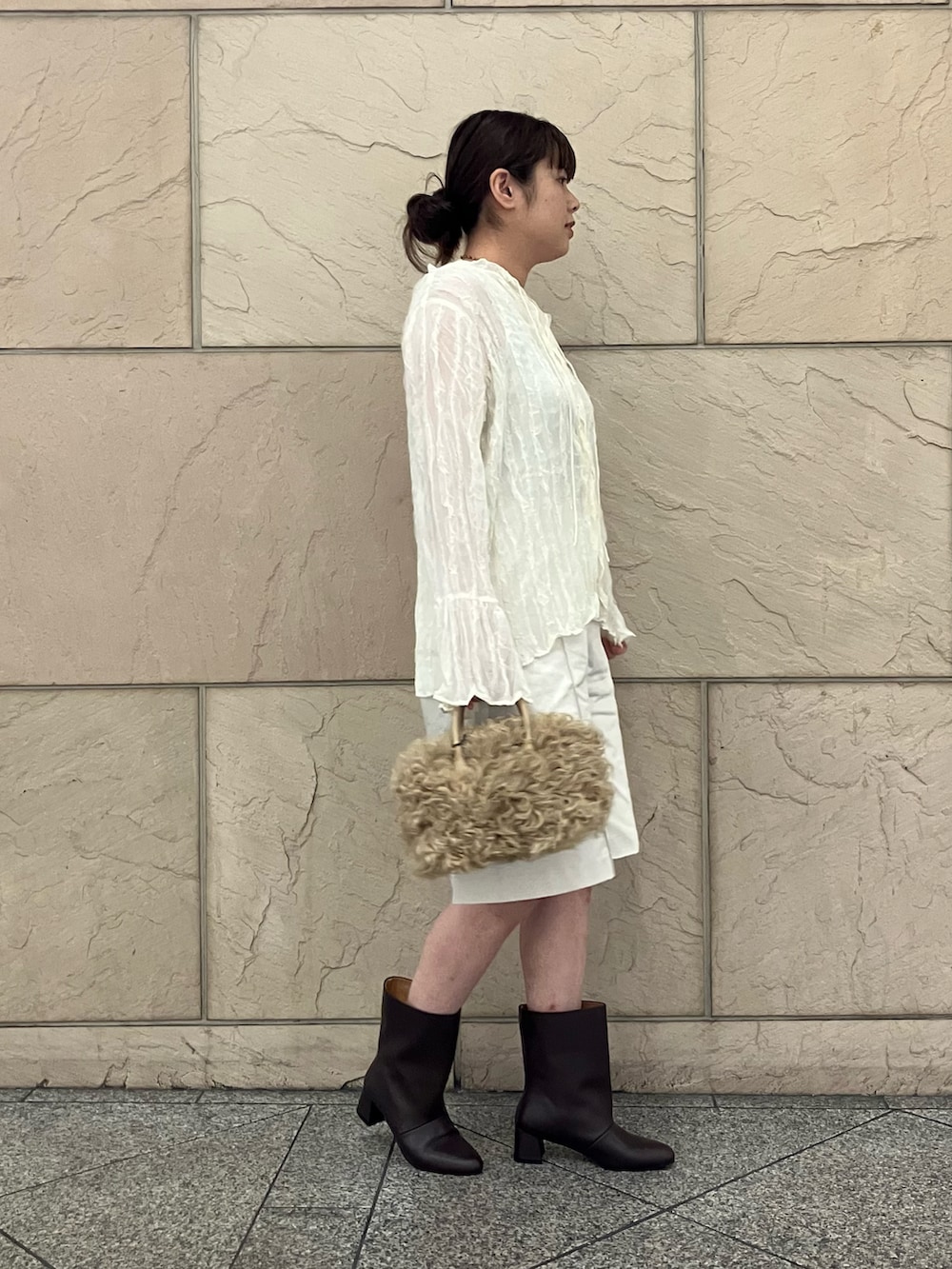 ホワイト系のその他パンツ、ホワイト系のシャツ/ブラウス、イエロー系のハンドバッグを着用したレディースの秋コーディネートの2枚目の写真