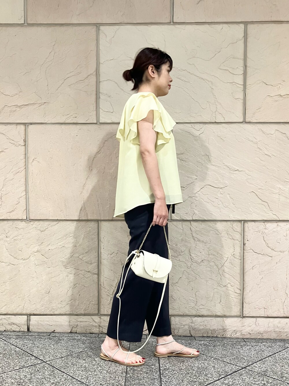 ホワイト系のシャツ/ブラウス、グレー系のその他パンツ、ホワイト系のショルダーバッグを着用したレディースの夏コーディネートの2枚目の写真