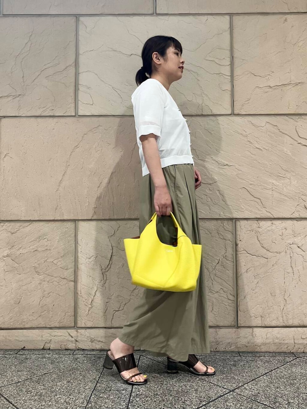 ベージュ系のその他パンツ、ホワイト系のカーディガン/ボレロ、ホワイト系のTシャツ/カットソーを着用したレディースの夏コーディネートの2枚目の写真