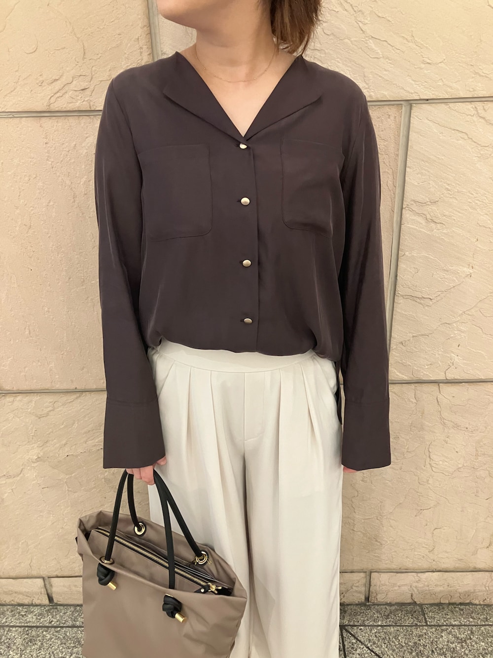 レッド系のシャツ/ブラウス、ホワイト系のその他パンツ、ベージュ系のトートバッグを着用したレディースの秋コーディネートの4枚目の写真