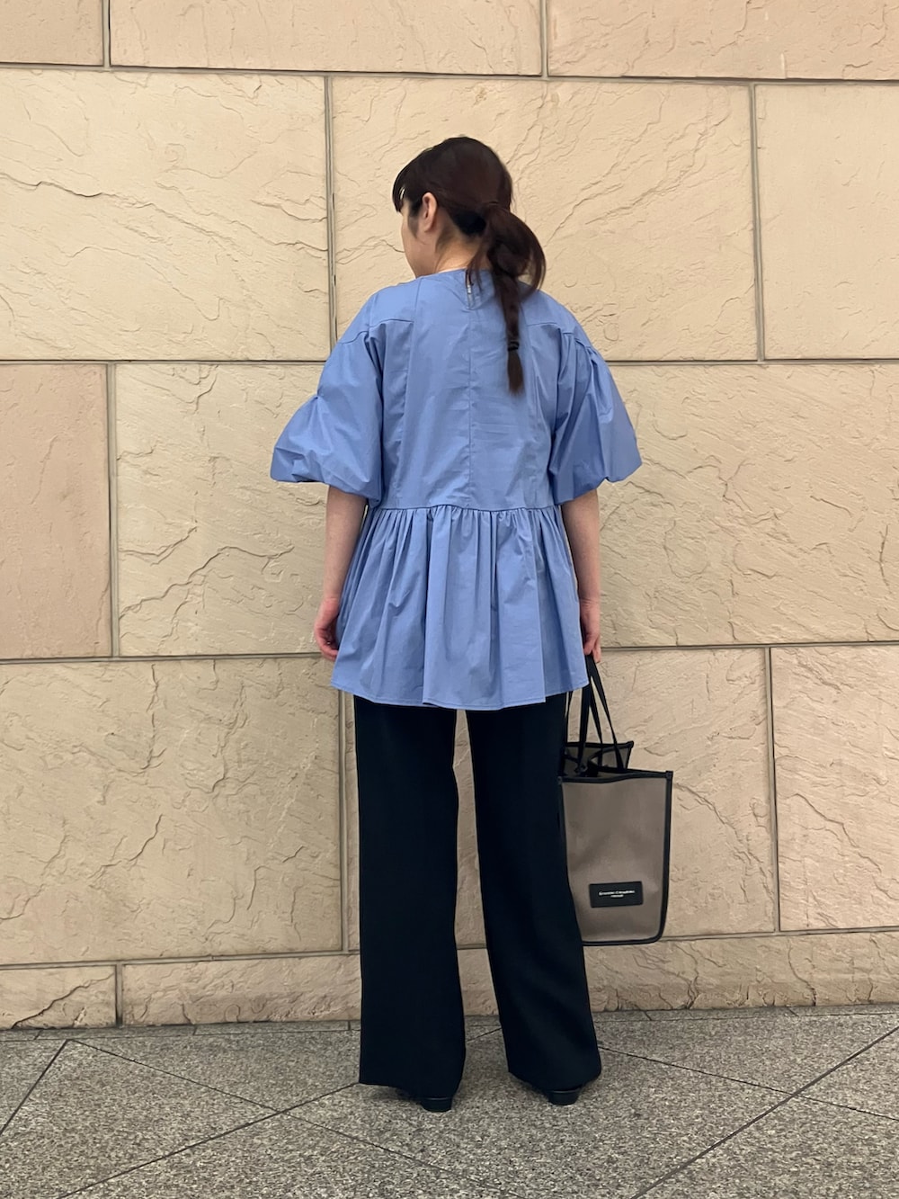 ブルー系のシャツ/ブラウス、ブラック系のその他パンツ、グレー系のバッグを着用したレディースの春コーディネートの3枚目の写真