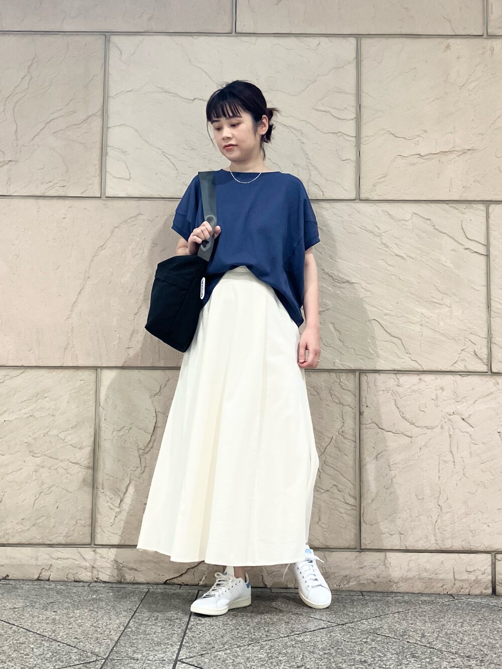 グレー系のTシャツ/カットソー、ホワイト系のスカート、ブルー系のスニーカーを着用したレディースの夏コーディネートの5枚目の写真