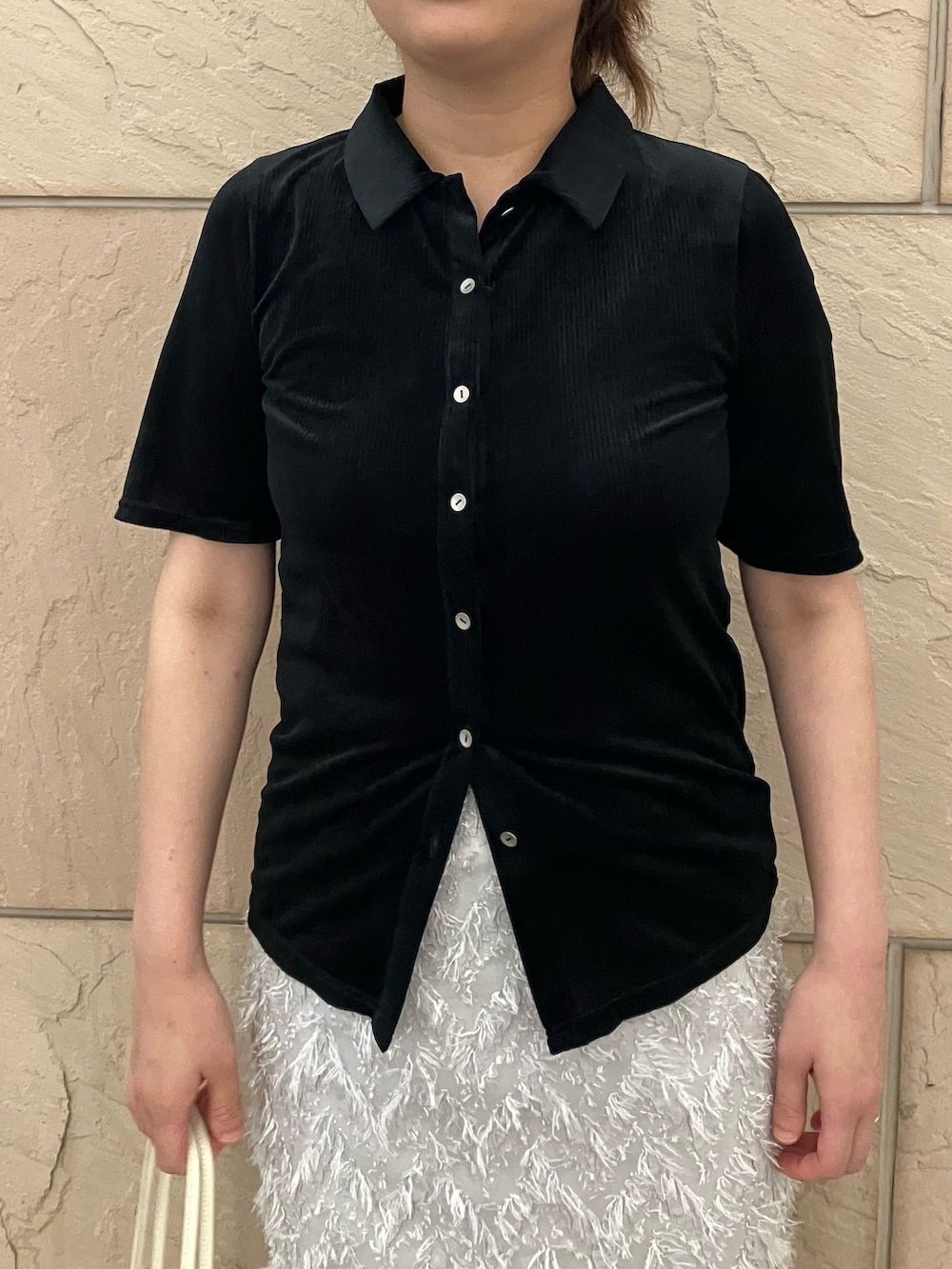 グレー系のスカート、ブラック系のTシャツ/カットソー、ホワイト系のトートバッグを着用したレディースの夏コーディネートの4枚目の写真