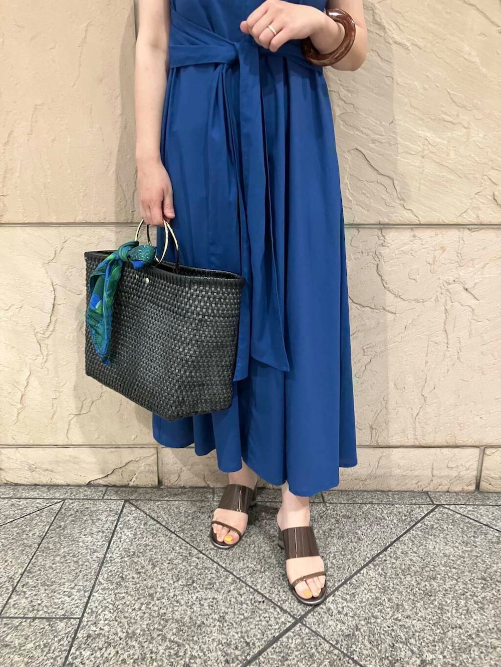 ブルー系のワンピース、グリーン系のバンダナ/スカーフ、ブラウン系のブレスレットを着用したレディースの夏コーディネートの5枚目の写真