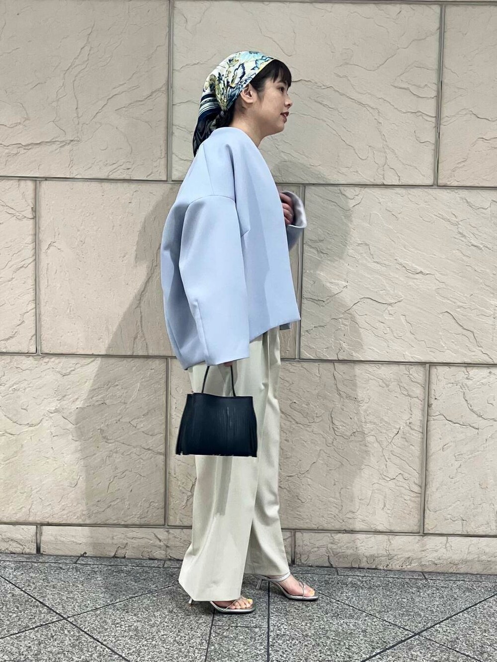 ホワイト系のカーディガン/ボレロ、ベージュ系のその他パンツ、ブルー系のその他アウターを着用したレディースの冬コーディネートの2枚目の写真