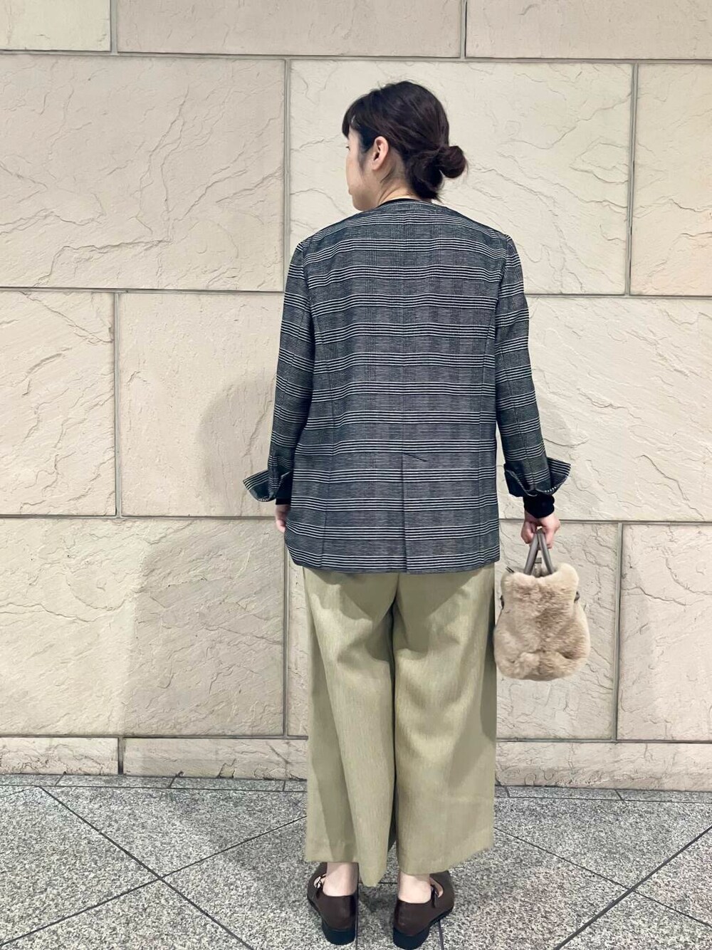 ブラック系のTシャツ/カットソー、その他のノーカラージャケット、ベージュ系のサロペット/オーバーオールを着用したレディースの秋コーディネートの4枚目の写真