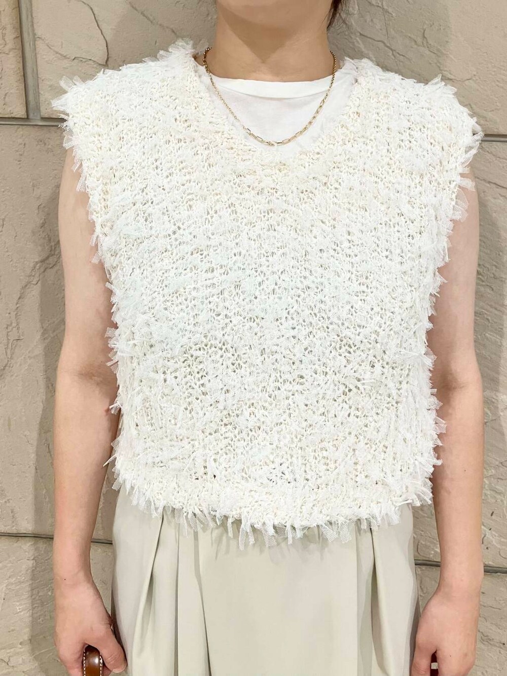 ホワイト系のサンダル、ホワイト系のTシャツ/カットソー、ベージュ系のその他パンツを着用したレディースの夏コーディネートの4枚目の写真