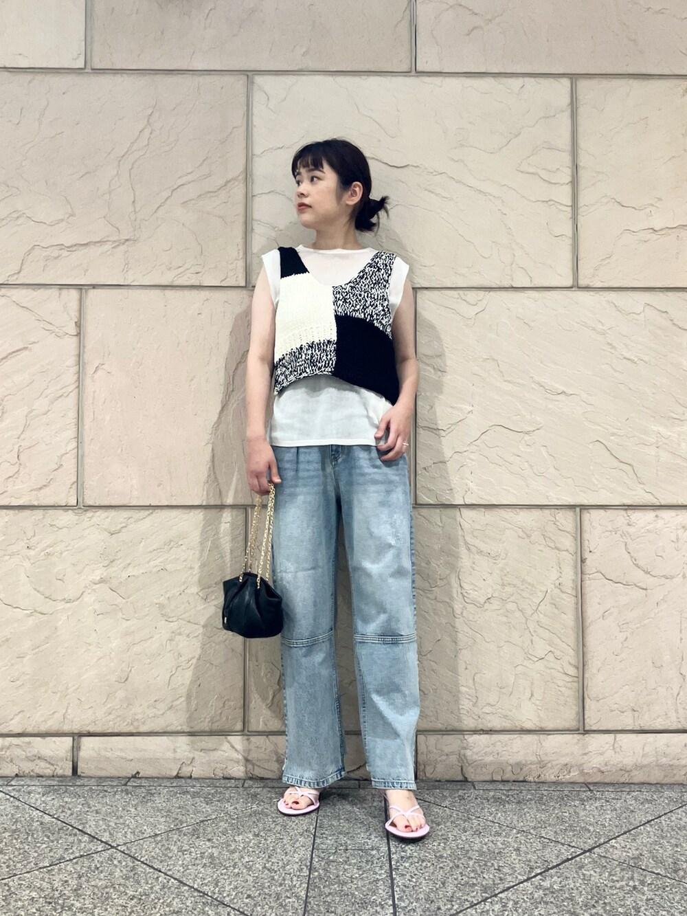 その他のトップス、ホワイト系のタンクトップ、ブラック系のバッグを着用したレディースの夏コーディネートの5枚目の写真