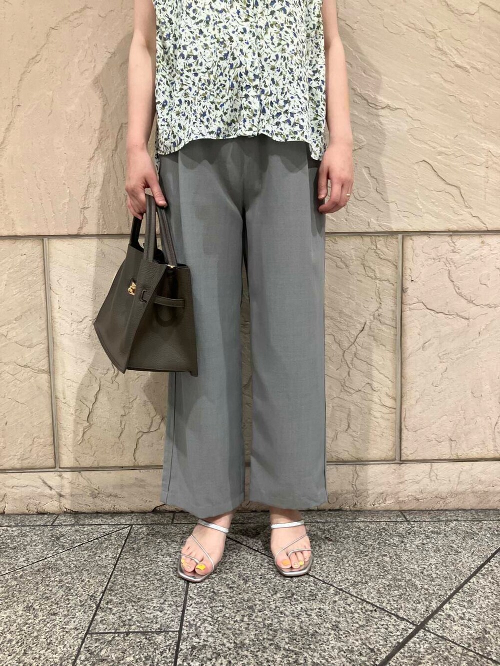 ホワイト系のシャツ/ブラウス、グリーン系のその他パンツ、ベージュ系のトートバッグを着用したレディースの夏コーディネートの4枚目の写真