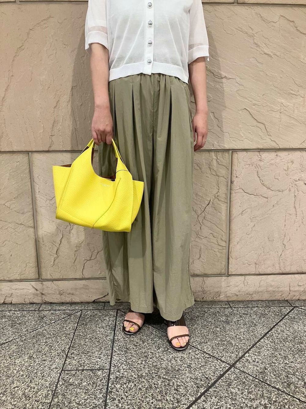 ベージュ系のその他パンツ、ホワイト系のカーディガン/ボレロ、ホワイト系のTシャツ/カットソーを着用したレディースの夏コーディネートの5枚目の写真