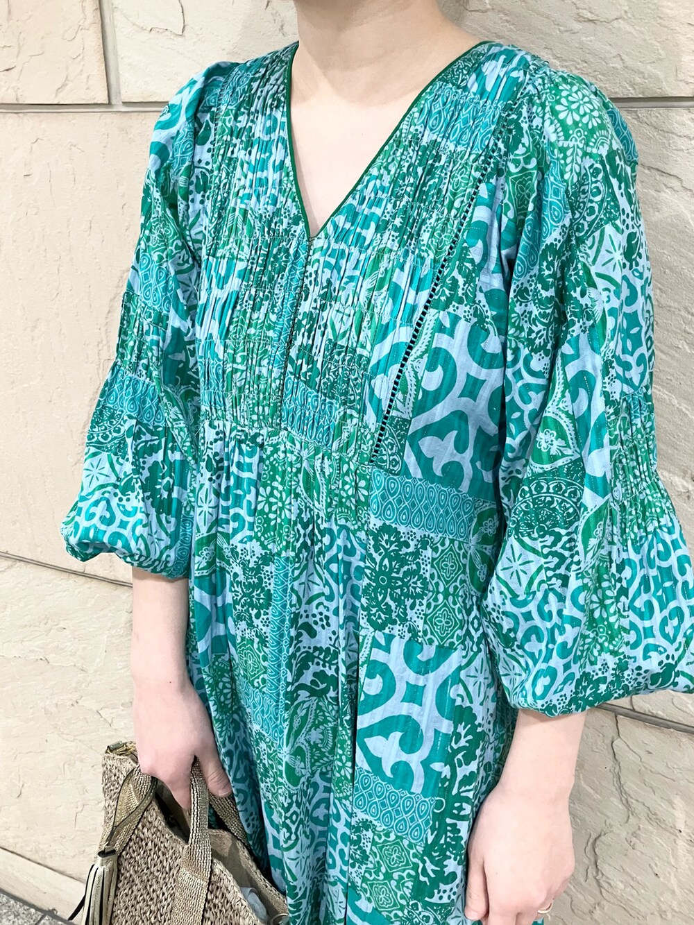 グリーン系のワンピース/ドレス、ブラウン系のかごバッグを着用したレディースの春コーディネートの5枚目の写真