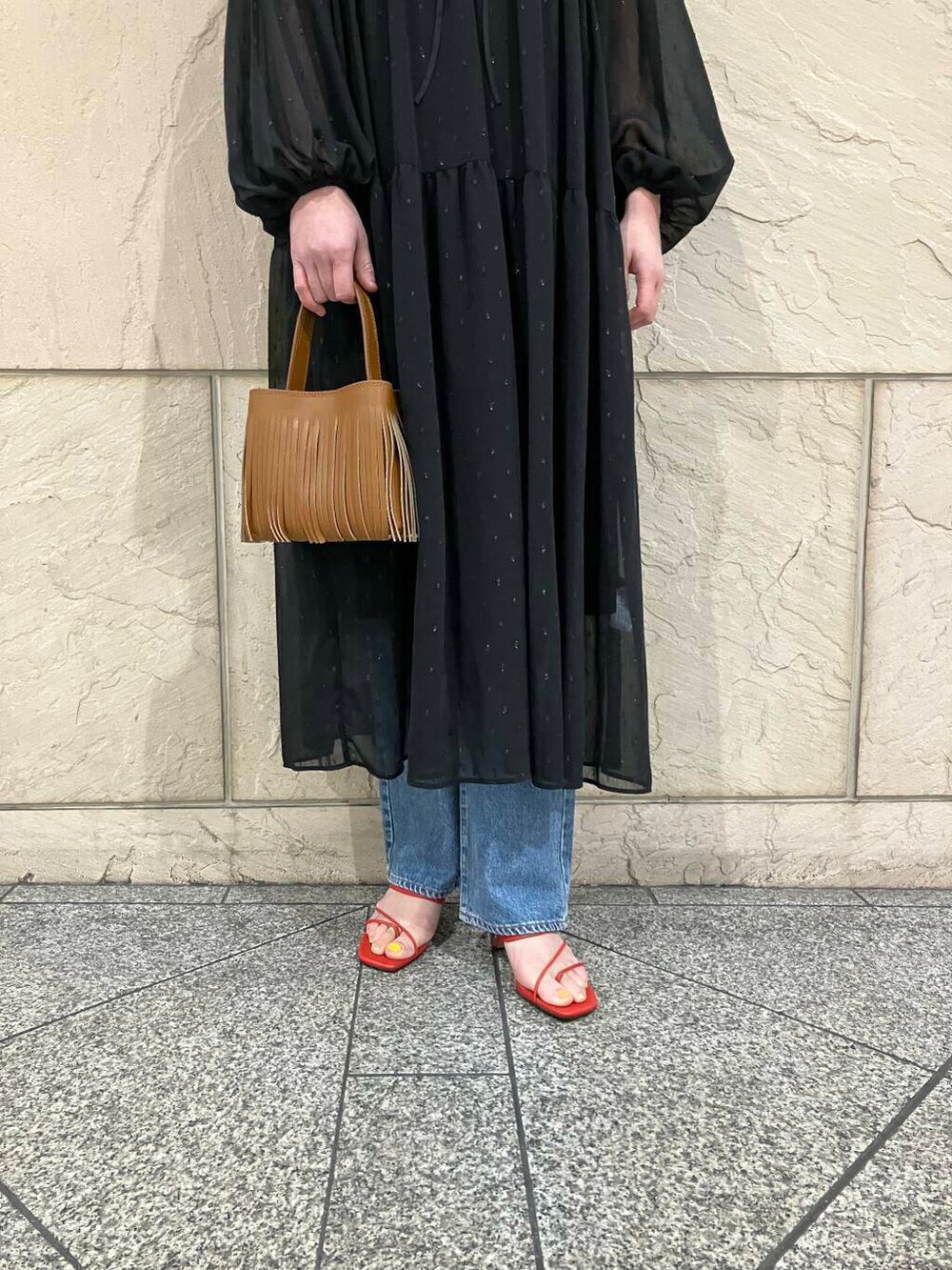 ブラック系のワンピース、イエロー系のハンドバッグを着用したレディースの春コーディネートの4枚目の写真