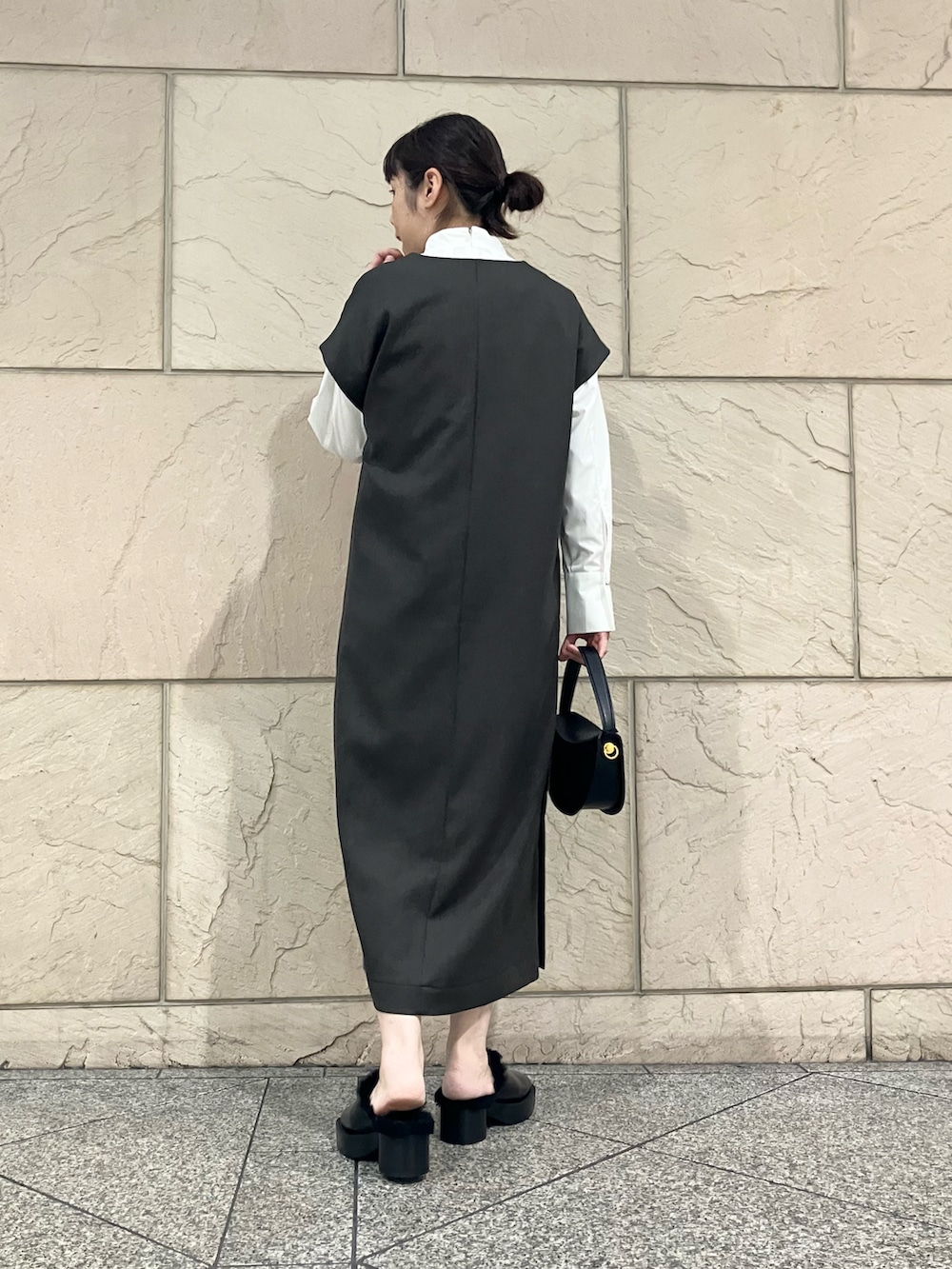 ブラウン系のワンピース、ホワイト系のシャツ/ブラウス、ブラック系のシューズを着用したレディースの秋コーディネートの3枚目の写真
