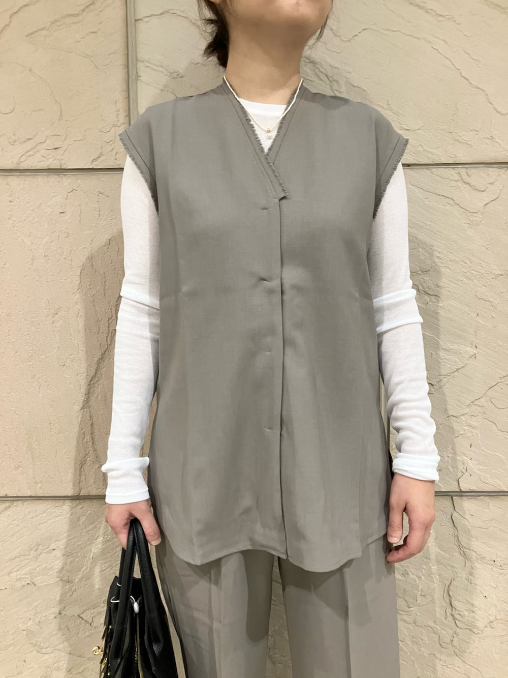 「セットアップ、セミフォーマル、シンプルスタイル」｜「URBAN RESEARCH ROSSO WOMENのアイテム（セットアップ、グレー系）」を使った、umediaさん（レディース・164cm）の秋コーディネートの4枚目の写真